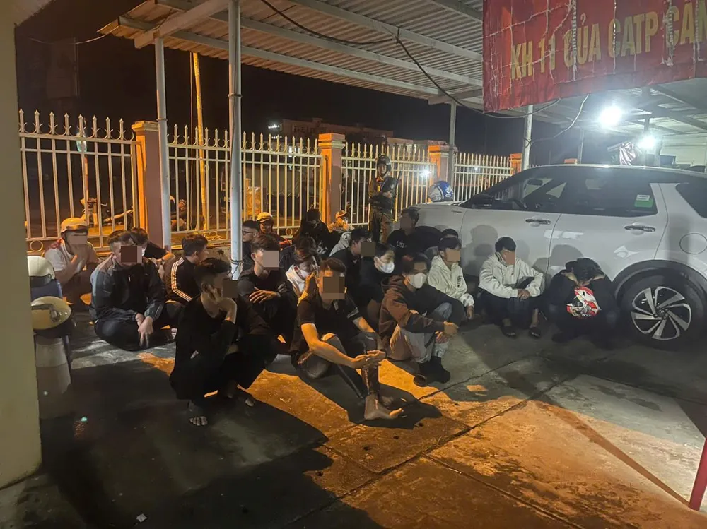 Nhóm thanh niên tụ tập đua xe trái phép bị công an tạm giữ. Ảnh: HD Công an TP Cần Thơ chặn đua xe trái phép
