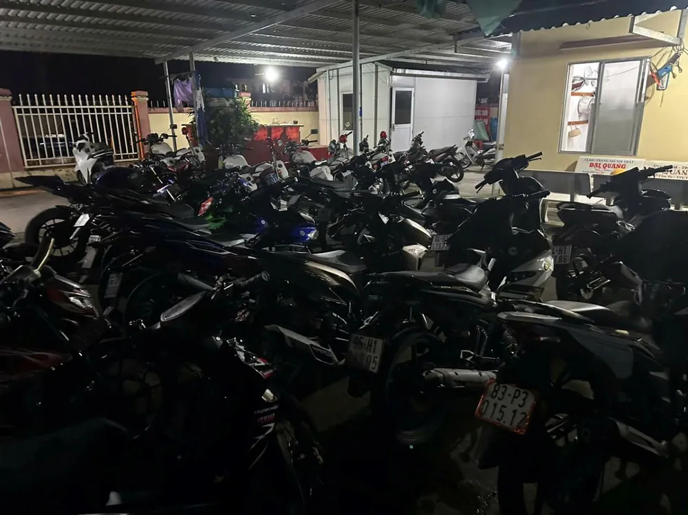 Các phương tiện bị công an tạm giữ. Ảnh: HD tp-can-tho-chan-dua-xe-trai-phep.jpg