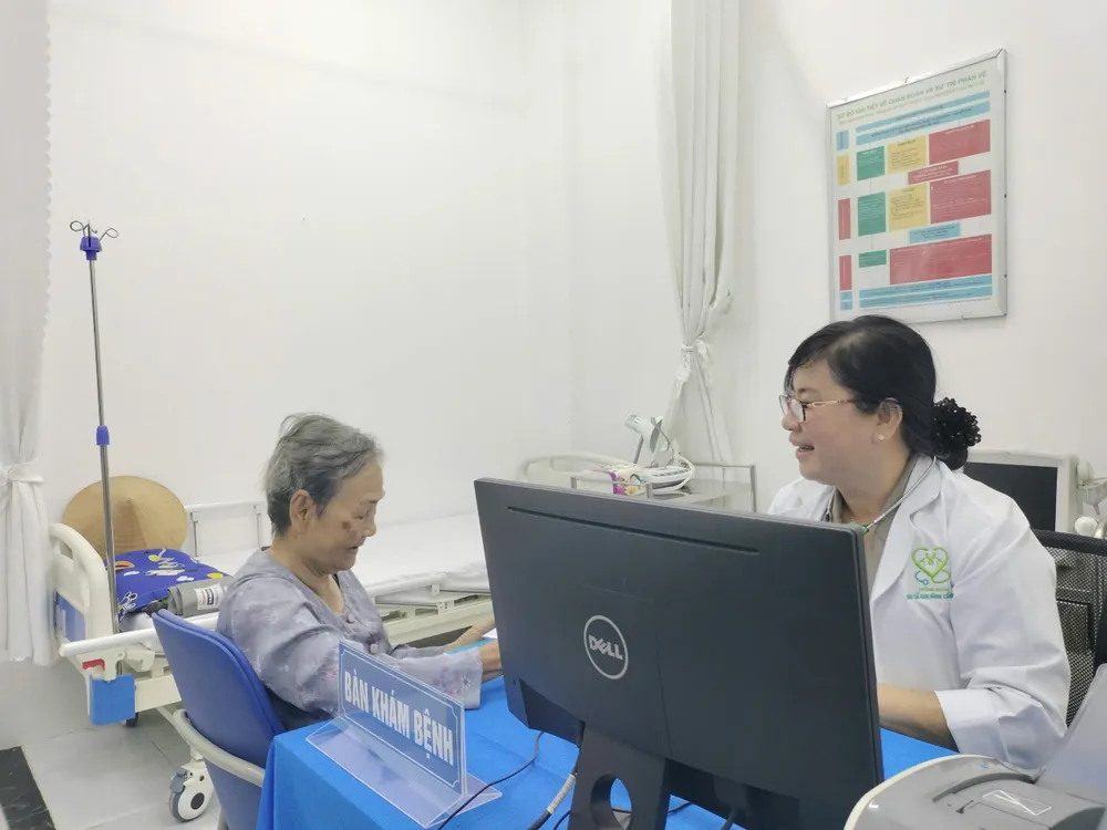 Bác sĩ phòng khám gia đình ở quận Cái Răng khám bệnh cho người dân. Ảnh: Sở Y tế y-te-co-so-tp-can-tho-5.jpg
