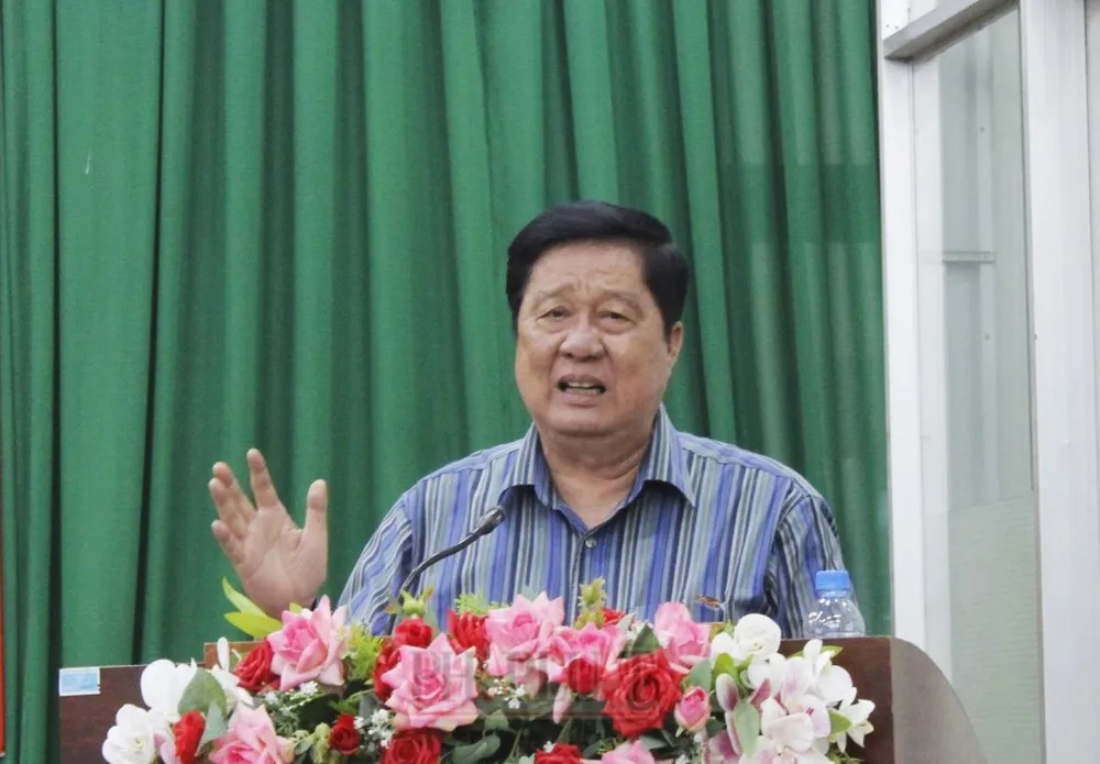 Chủ tịch HĐND TP Cần Thơ Phạm Văn Hiểu trả lời một số vấn đề cử tri nêu ra tại buổi tiếp xúc. Ảnh: NHẪN NAM chu-tich-hdnd-tp-can-tho.JPG