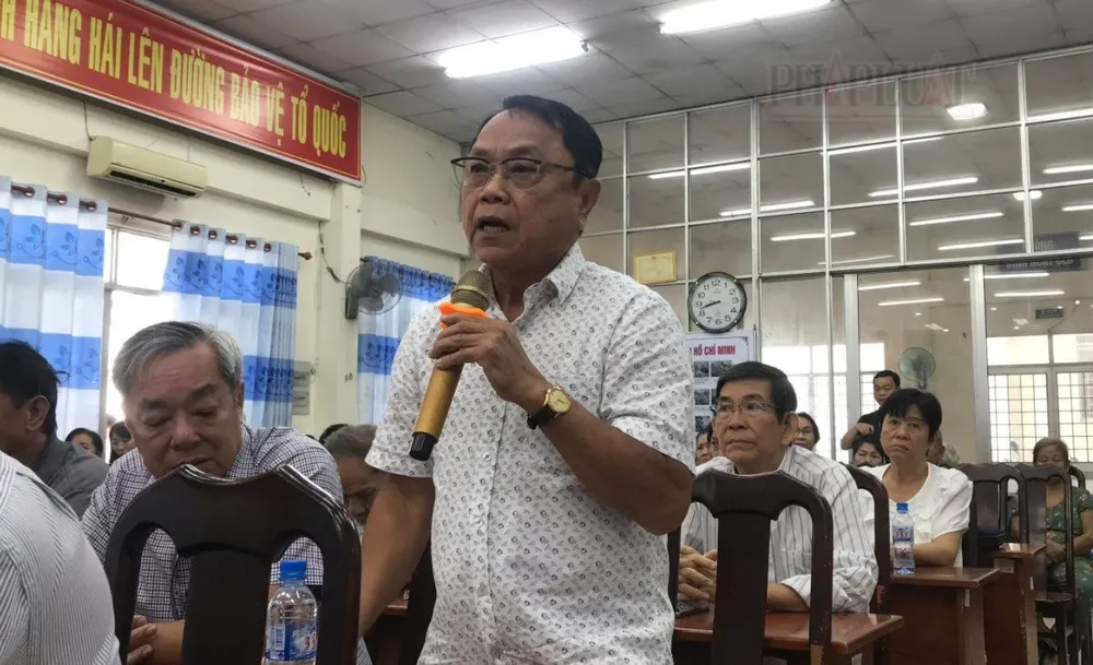 Cử tri Phạm Phi Thường phát biểu tại buổi tiếp xúc ngày 31-10. Ảnh: NHẪN NAM cử tri TP Cần Thơ
