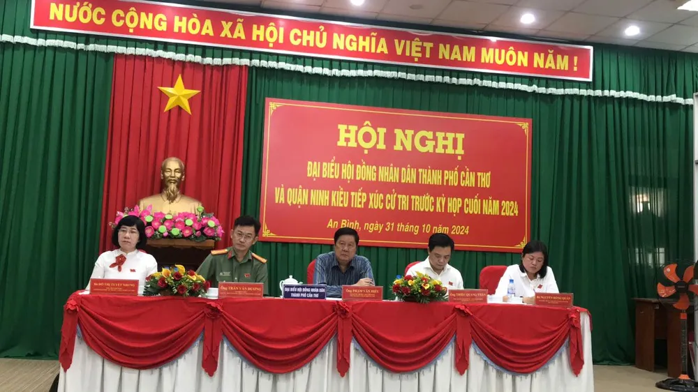 Đại biểu HĐND TP Cần Thơ và quận Ninh Kiều tiếp xúc cử tri. Ảnh: NHẪN NAM dai-bieu-hdnd-tp-can-tho-txct.jpg