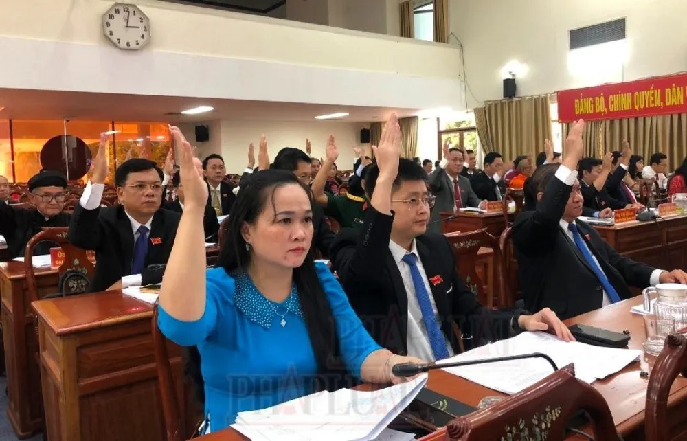 Đại biểu HĐND TP Cần Thơ biểu quyết thông qua các nghị quyết tại kỳ họp thường lệ cuối năm 2023.