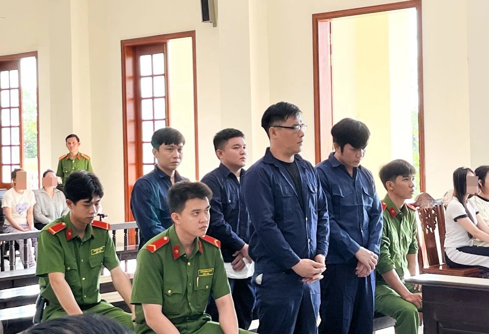 Nạn nhân của tội phạm mua bán người là các nữ tiếp viên quán karaoke.