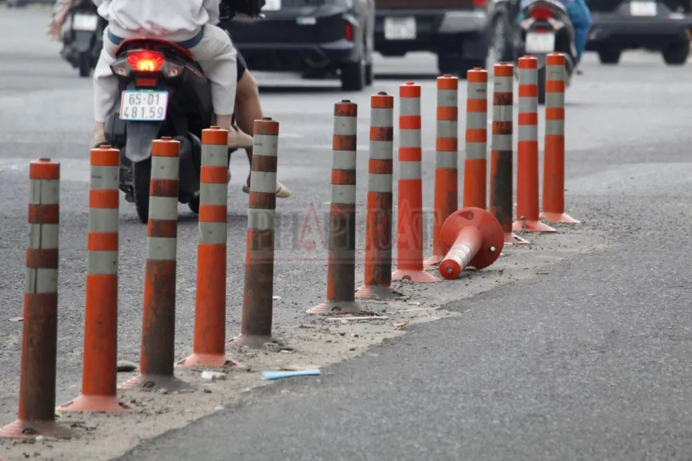 Dải phân cách giao thông trên đường Mậu Thân.