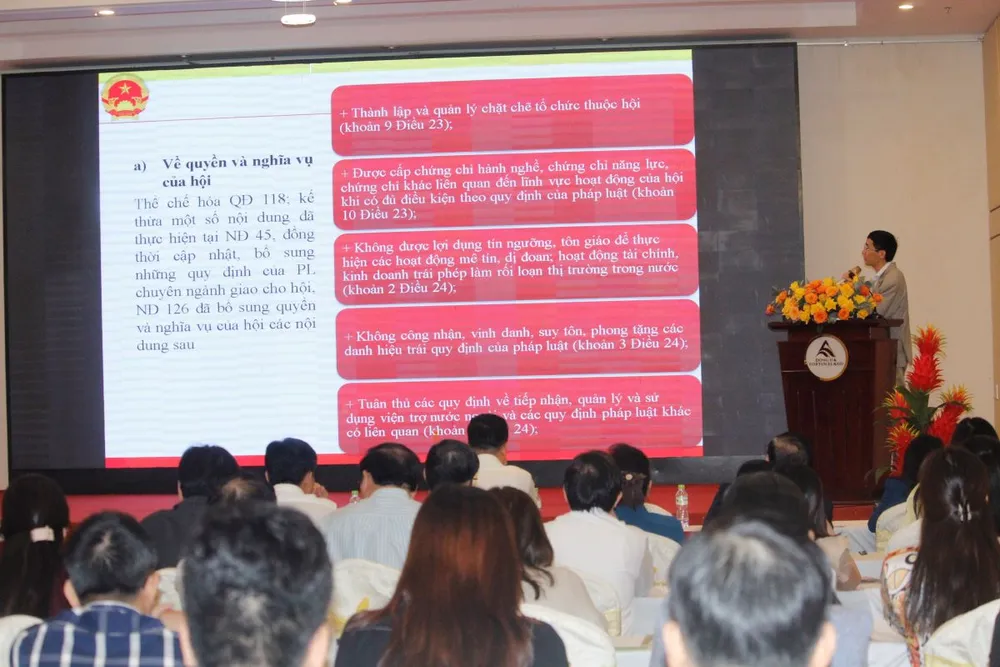 Đại biểu dự hội nghị nghe giới thiệu về Nghị định 126 có hiệu lực từ hôm nay, 26-11-2024. Ảnh: NHẪN NAM hoi-nghi-bo-noi-vu.jpg