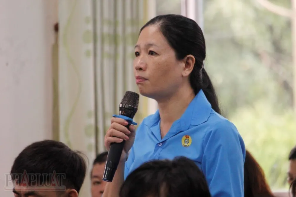 Cử tri Mai Thị Kim Quyên phát biểu tại buổi tiếp xúc với Đoàn ĐBQH TP Cần Thơ.