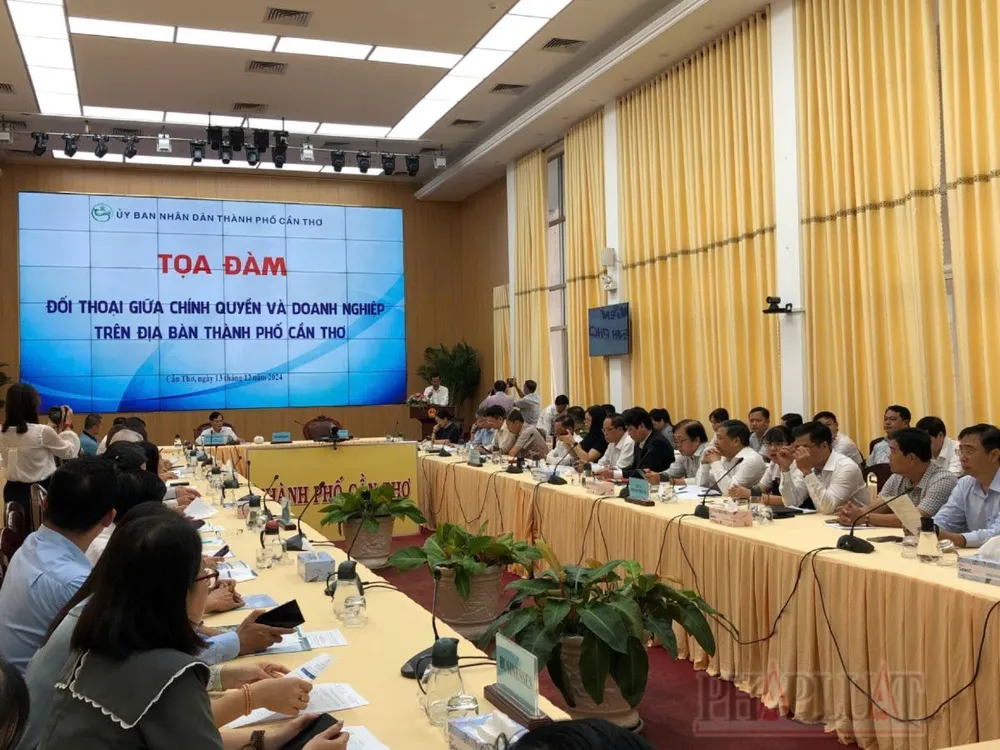 Tọa đàm chính quyền TP Cần Thơ với doanh nghiệp ngày 13-12.