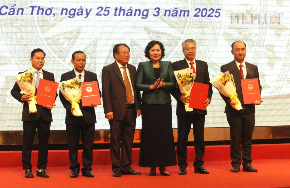 Thống đốc NHNN Nguyễn Thị Hồng, Quyền Giám đốc Chi nhánh NHNN khu vực 14 Trần Quốc Hà trao quyết định và hoa chúc mừng các Phó Giám đốc Chi nhánh NHNN khu vực 14 tại hội nghị. Ảnh: NHẪN NAM thong-doc-nguyen-thi-hong-1.jpg