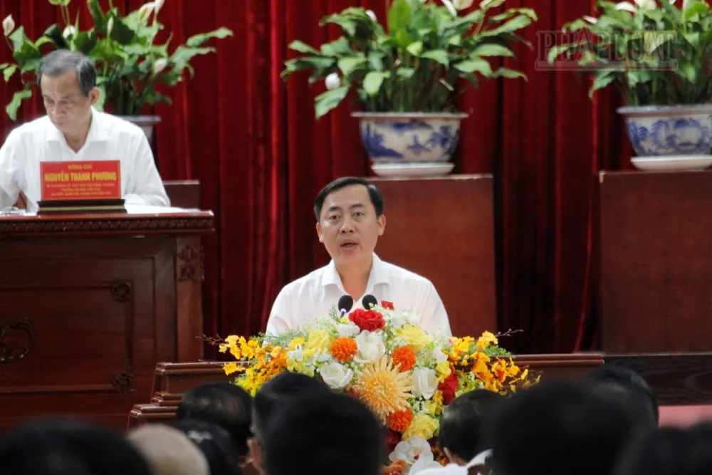 Ông Đào Chí Nghĩa – Phó Trưởng đoàn chuyên trách Đoàn ĐBQH TP Cần Thơ báo cáo tại hội nghị. Ảnh: NHẪN NAM thu-tuong-pham-minh-chinh-tiep-xuc-cu-tri-tp-can-tho-2.jpg