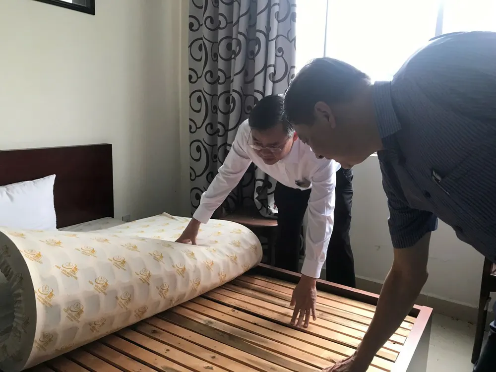 Chủ tịch và Phó Chủ tịch UBND TP Cần Thơ khảo sát nơi dự kiến làm nhà ở công vụ chiều 23-5. Ảnh: NHẪN NAM lãnh đạo TP Cần Thơ khảo sát nơi dự kiến làm nhà ở công vụ