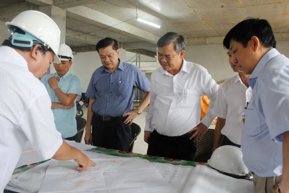 Đoàn khảo sát tại tòa nhà Trung tâm văn hóa thể thao Ninh Kiều đang xây dựng. Ảnh: NHẪN NAM tp-can-tho-khao-sat-tru-so-lam-viec.jpg