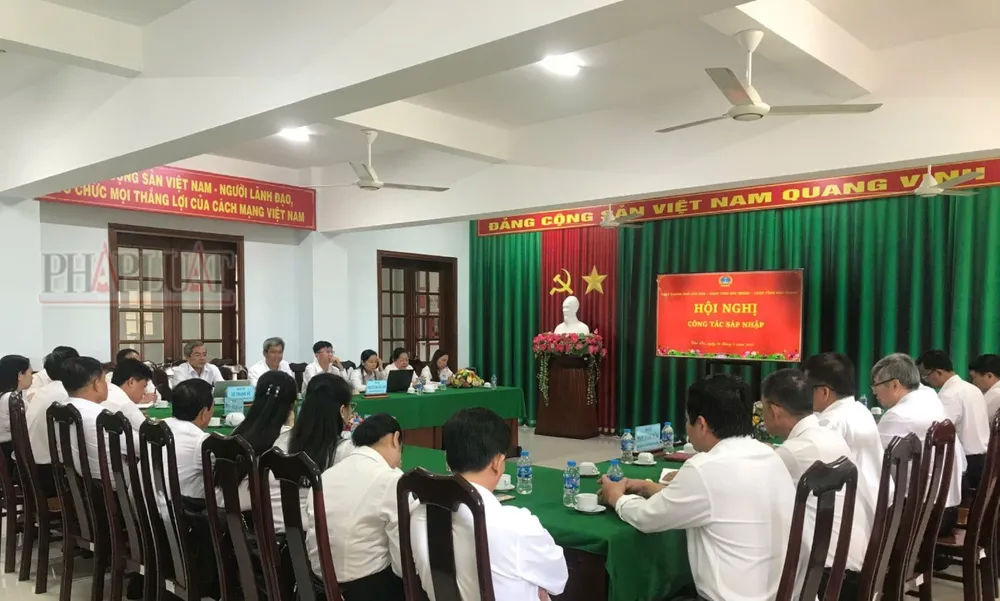 Cán bộ chủ chốt 3 TAND TP Cần Thơ, tỉnh Sóc Trăng và Hậu Giang bàn về công tác sáp nhập ngày 26-5. Ảnh: NHẪN NAM Hội nghị sáp nhập 3 TAND TP Cần Thơ với Sóc Trăng và Hậu Giang