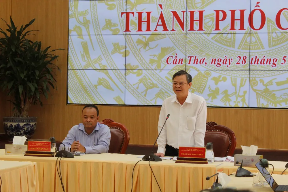 Chủ tịch UBND TP Cần Thơ Trương Cảnh Tuyên phát biểu tại cuộc họp. Ảnh: NHẪN NAM Chủ tịch UBND TP Cần Thơ Trương Cảnh Tuyên