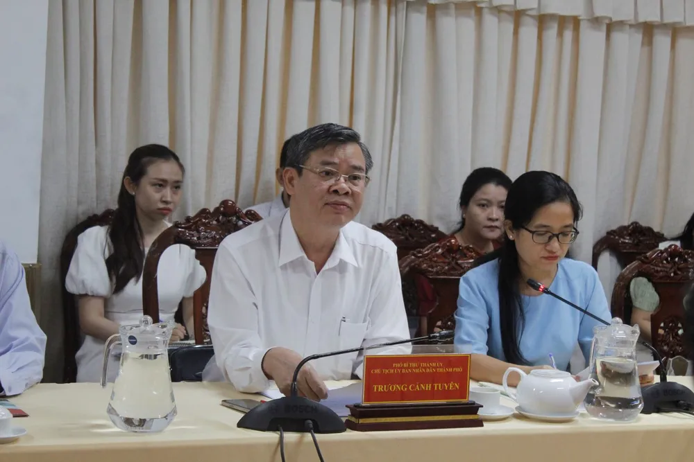 Chủ tịch UBND TP Cần Thơ Trương Cảnh Tuyên tiếp đoàn doanh nghiệp Úc ngày 24-6. Ảnh: NHẪN NAM chu-tich-tp-can-tho.jpg