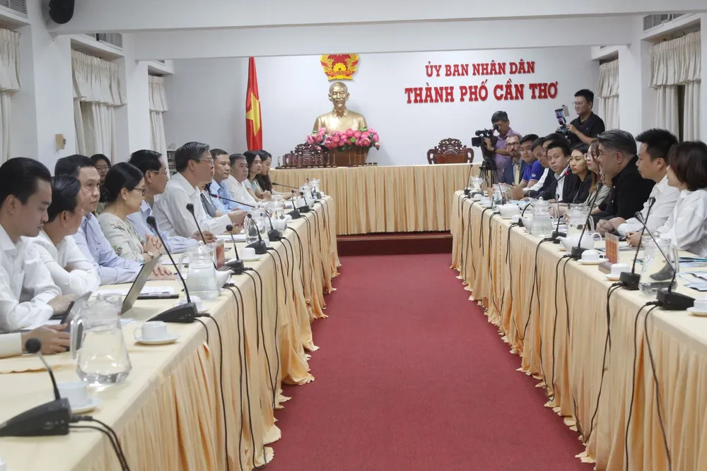 Đoàn doanh nghiệp Úc đến tìm hiểu đầu tư tại TP Cần Thơ ngày 24-6. Ảnh: NHẪN NAM Đoàn doanh nghiệp Úc tìm hiểu đầu tư tại TP Cần Thơ ngày 24-6