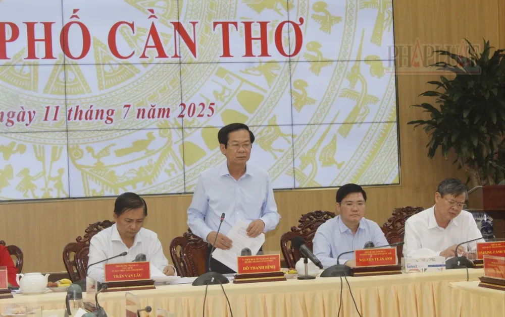 Bí thư Thành ủy TP Cần Thơ Đỗ Thanh Bình phát biểu chỉ đạo tại cuộc họp. Ảnh: NHẪN NAM tp-can-tho-4.JPG