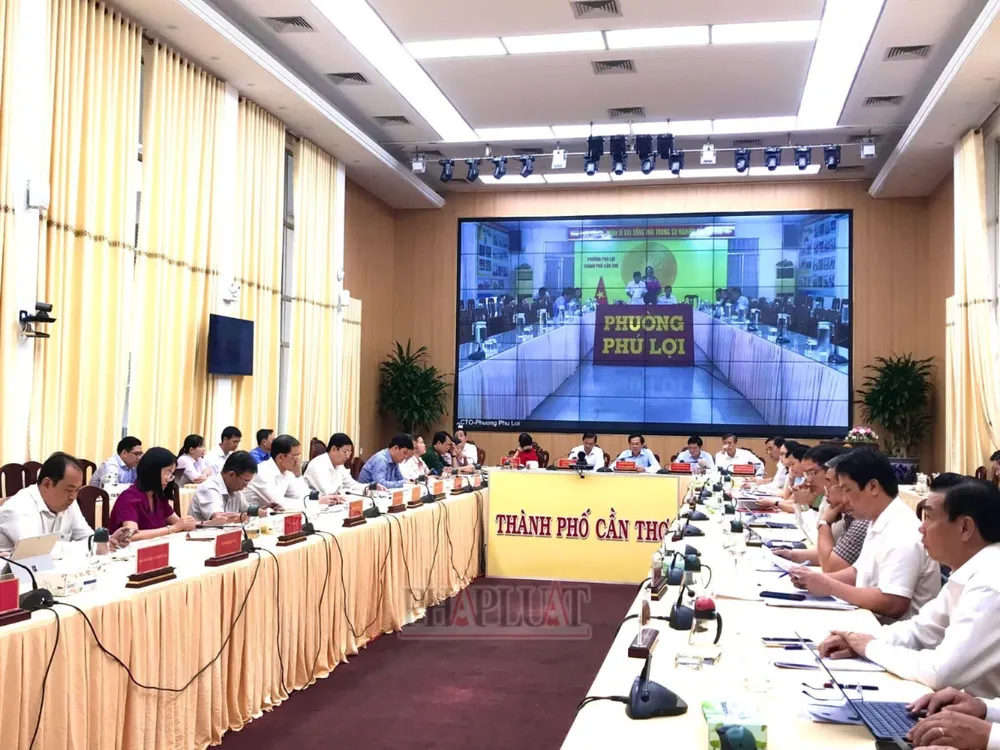 Đại diện UBND phường Phú Lợi báo cáo qua hội nghị trực tuyến tại điểm cầu UBND TP Cần Thơ. Ảnh: NHẪN NAM UBND TP Cần Thơ họp trực tuyến với 103 xã phường