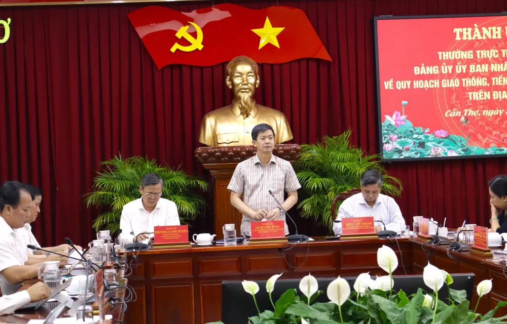 Bí thư Thành ủy Cần Thơ Lê Quang Tùng phát biểu kết luận cuộc họp. Ảnh: NHẪN NAM