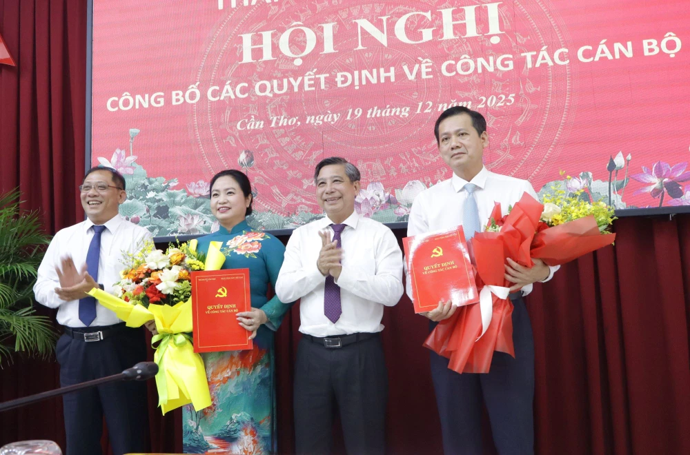 can-tho-trao-quyet-dinh-can-bo.JPG
