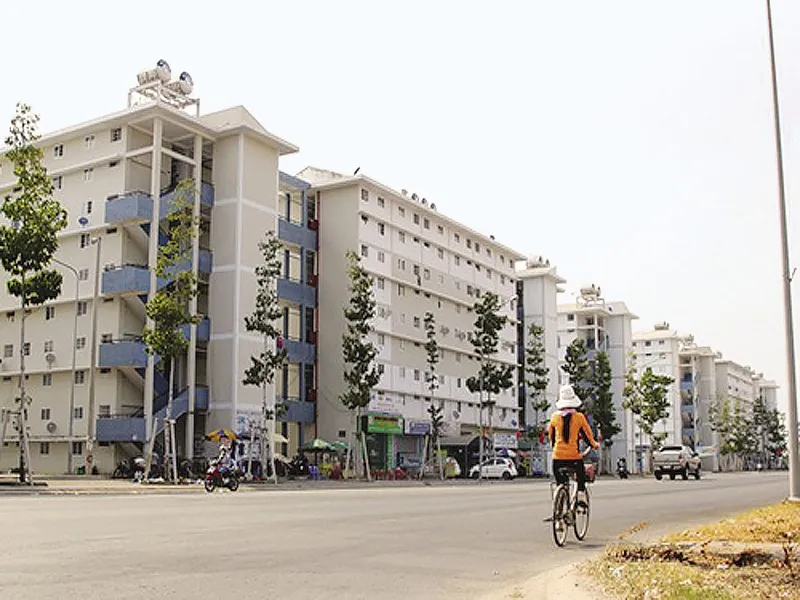 Người mua nhà ở xã hội ngóng lãi suất cho vay giảm. Ảnh minh họa Người mua nhà ở xã hội ngóng lãi suất cho vay giảm