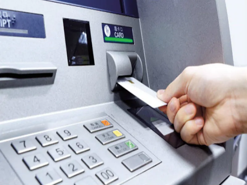Rút tiền mặt bằng thẻ ATM đã giảm mạnh. Ảnh minh hoạ thẻ ATM