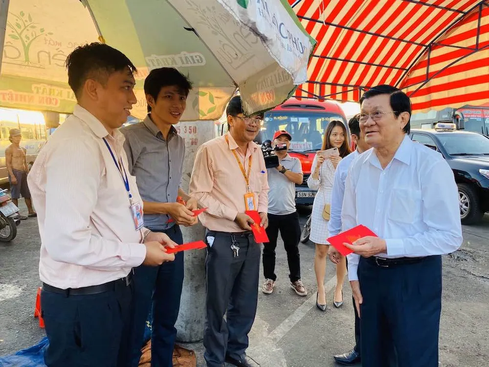 ong-Truong-Tan-Sang-li-xi-cho-nhan-vien