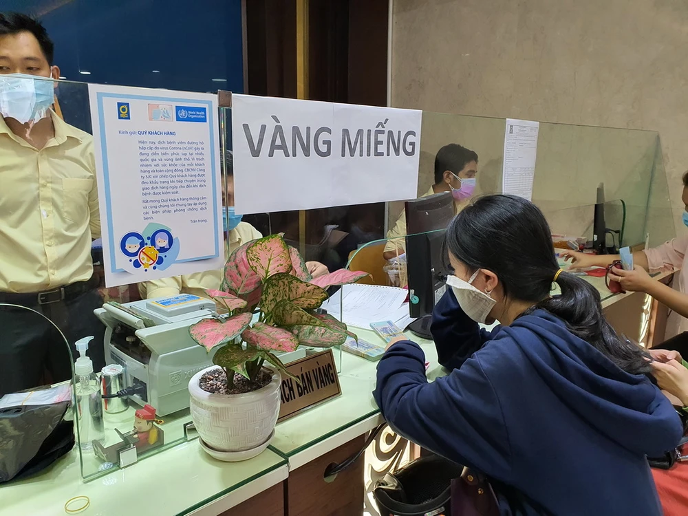 khach-hang-den-ban-vang_XIHD