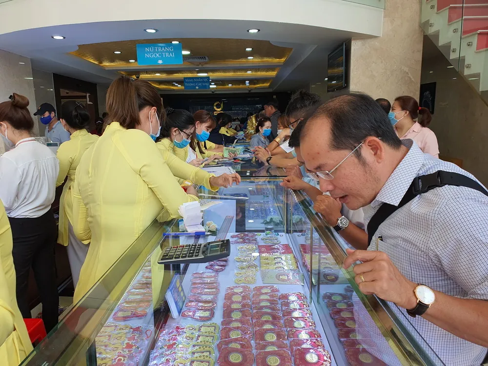 sjc-khach-den-mua-vang