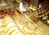 Giá vàng nội - ngoại lao dốc thê thảm