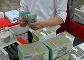 Người dân gửi tiền tiết kiệm kiểu 'nhỏ giọt' ảnh 1 Lãi suất tiền gửi xuống mức 'siêu' thấp