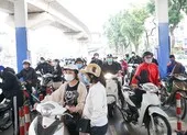 Các 'ông lớn' xăng dầu được nới vốn để tăng nhập khẩu ảnh 1 Nhiều cây xăng đông đúc trước giờ 'G' tăng giá