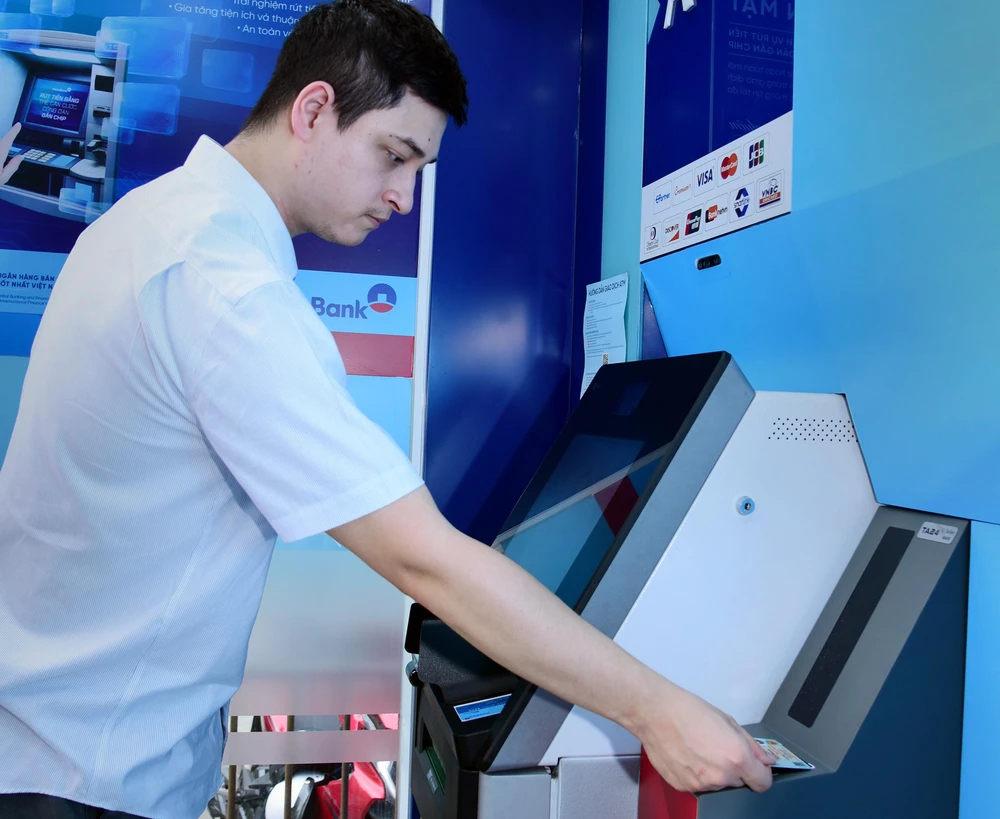 Cách rút tiền mặt bằng CCCD gắn chip tại ATM ảnh 2