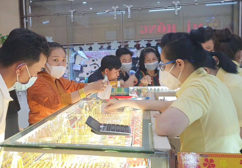 Khách hàng chọn lựa vàng nữ trang nhiều hơn so với vàng miếng SJC. Ảnh: TL Khách hàng chọn lựa vàng nữ trang nhiều hơn so với vàng miếng SJC. Ảnh: TL