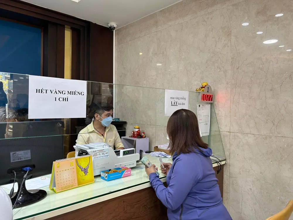 Vàng miếng SJC sáng nay liên tục điều chỉnh giảm. Ảnh: T.L Vàng miếng SJC giảm