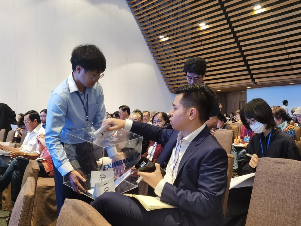 Cổ đông bỏ phiếu tại ĐHCĐ bất thường lần 2 của Eximbank.