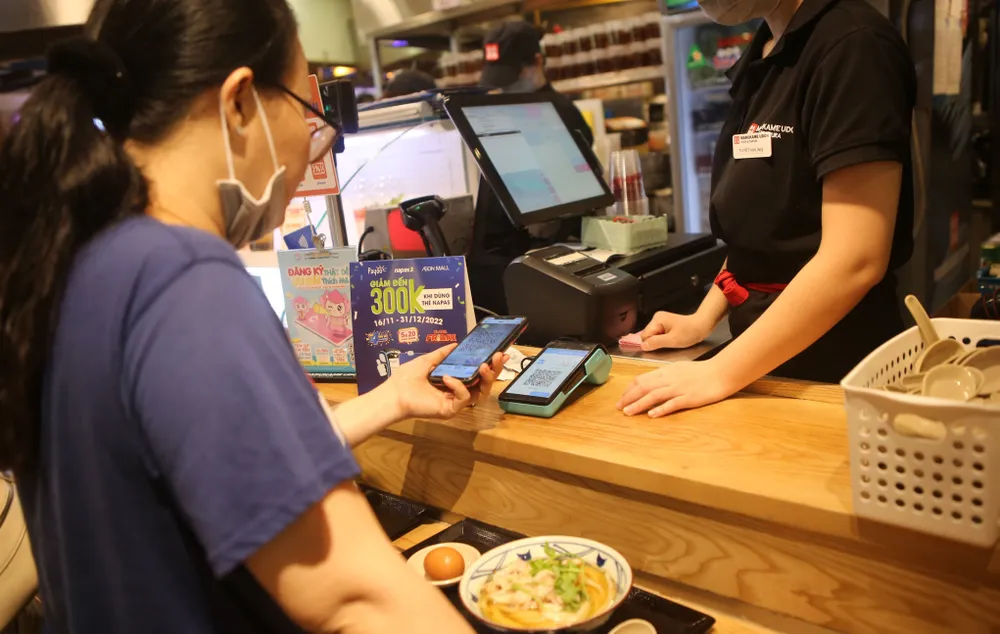 Khách hàng thanh toán quét mã QR