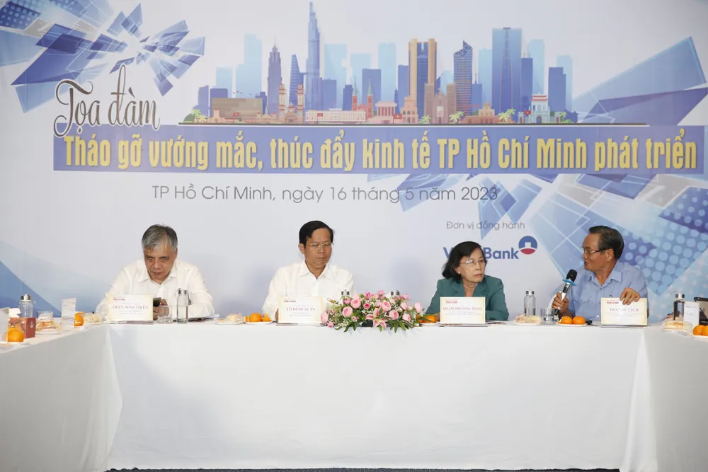 Nhiều chuyên gia cho rằng, với vai trò là đầu tàu nền kinh tế của cả nước, cần thêm cơ chế đột phá cho TP.HCM. Nhiều chuyên gia cho rằng, với vai trò là đầu tàu nền kinh tế của cả nước, cần thêm cơ chế đột phá cho TP.HCM.