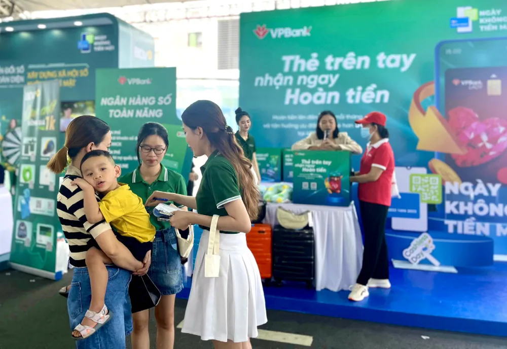 Ngày càng nhiều khách hàng lựa chọn hình thức thanh toán không tiền mặt.