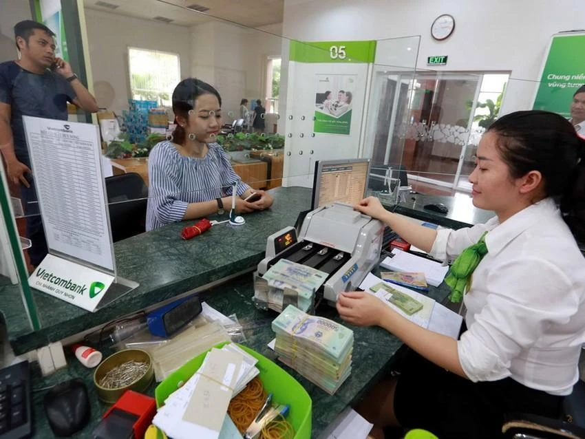 Khách hàng đang giao dịch tại ngân hàng Vietcombank. Ảnh minh hoạ bán vàng miếng