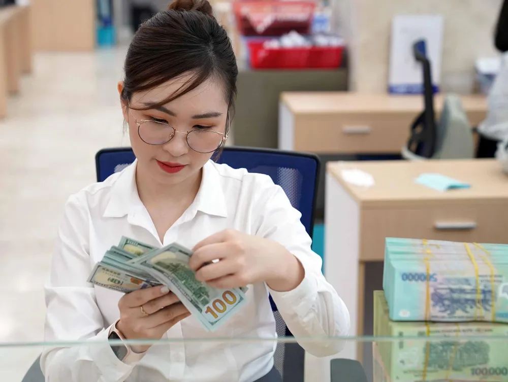 Nhiều khả năng tỉ giá USD/VND vẫn duy trì xu hướng tăng cho đến ít nhất tháng 11 tới. gia-ban-usd-tai-ngan-hang.jpg