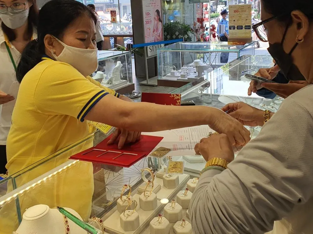 Vàng nhẫn 9999 tăng cùng chiều với giá vàng thế giới. Ảnh T.L gia-vang-9999-bao-nhieu-mot-chi.jpg