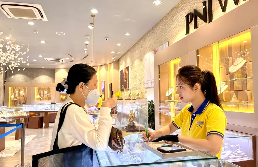 Vàng miếng SJC đang tăng quá nóng. Ảnh:T.L vàng miếng SJC