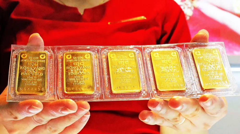 Vàng miếng đắt hơn vàng thế giới khoảng 12,7 triệu đồng/lượng. gia-vang-mieng-sjc-4534-9837-7571.jpeg