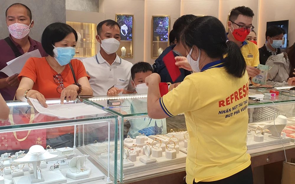 Vàng nhẫn 9999 "cháy hàng" trên diện rộng. Ảnh: T.L vàng nhẫn 9999