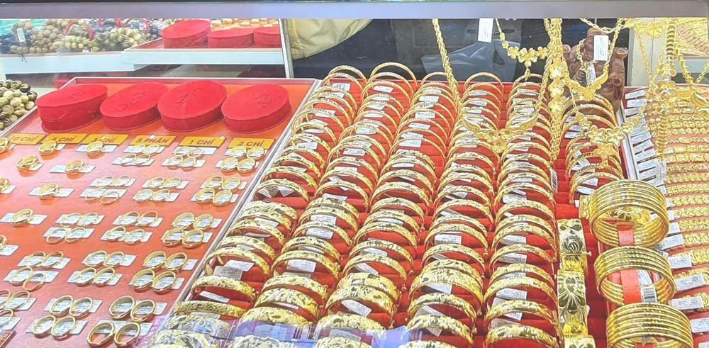 Vàng nhẫn 9999 đắt như tôm tươi. Ảnh: T.L vàng nhẫn 9999