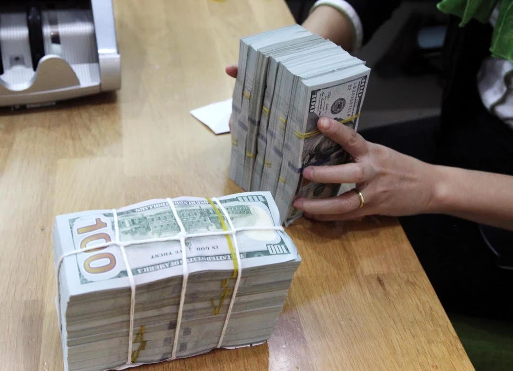 Giá bán đôla Mỹ tại ngân hàng vẫn neo ở mức kịch trần. Ảnh minh họa giá đôla Mỹ