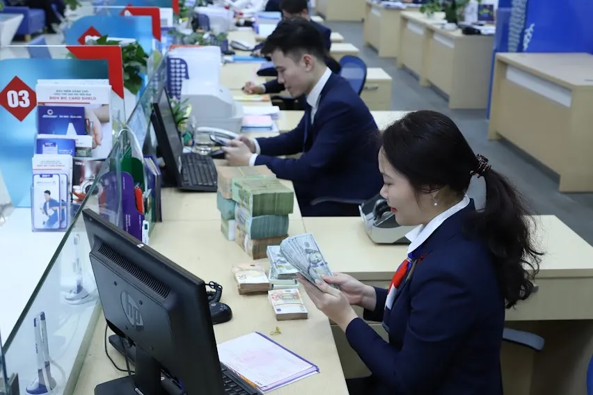 Ngân hàng cần tiếp tục hỗ trợ doanh nghiệp và người dân. Ảnh:T.L ngân hàng
