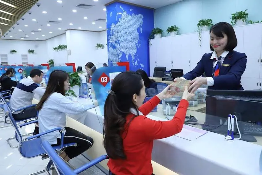 Tiền gửi tại các ngân hàng vẫn là sự lựa chọn ưu tiên của người dân trong bối cảnh các kênh đầu tư khác đều nhiều rủi ro. Ảnh: T.L Tiền gửi ngân hàng