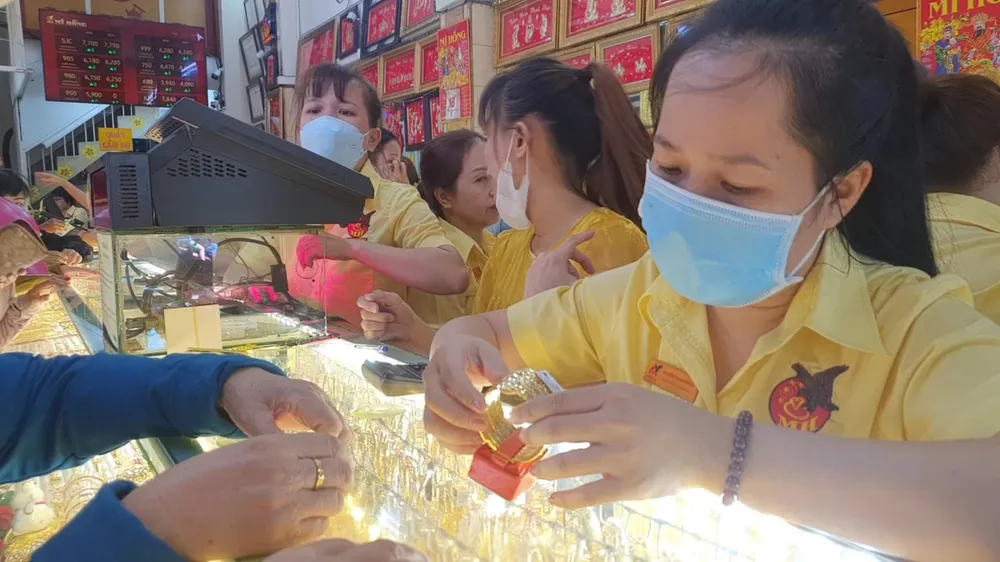 Khách hàng chủ yếu lựa chọn vàng trang sức thay vì vàng miếng SJC. Ảnh: T.L vàng miếng